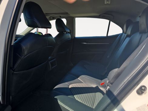 Used 2018 Toyota Camry SE w/ Moonroof Package FWD image 18