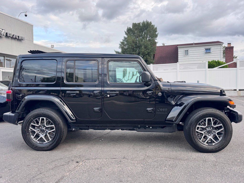 Used 2026 Jeep Wrangler Unlimited Sahara AWD/4WD image 9