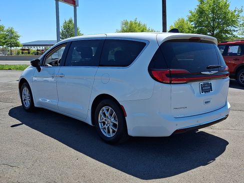Used 2024 Chrysler Pacifica Touring-L FWD image 5