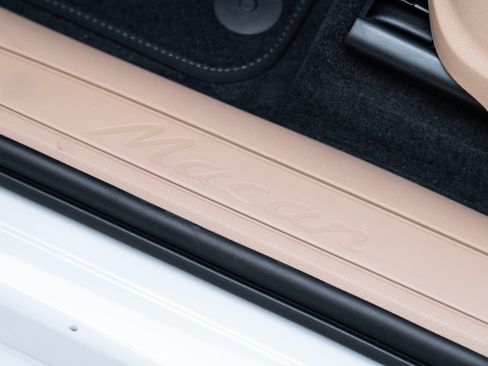 Certified 2026 Porsche Macan AWD/4WD image 15