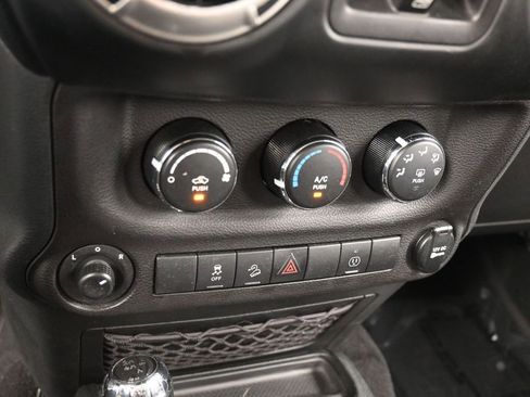 Used 2018 Jeep Wrangler Unlimited Sahara w/ Connectivity Group image 17