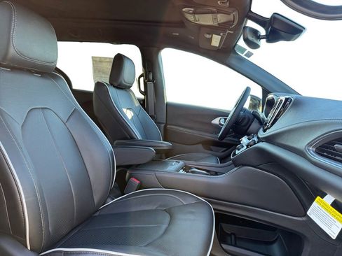 New 2026 Chrysler Pacifica Limited image 15