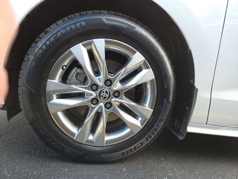 Used 2023 Toyota Sienna XLE image 31