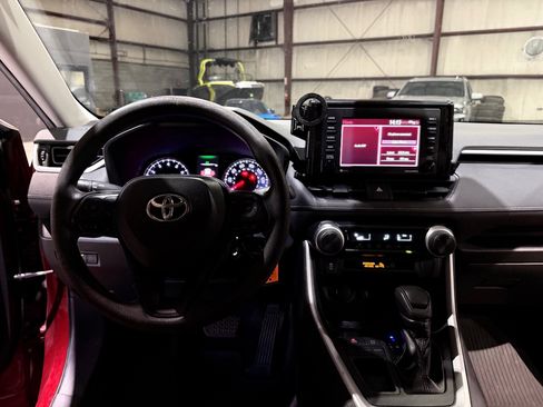 Used 2020 Toyota RAV4 LE FWD image 29