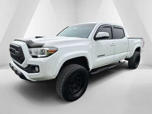 Used 2017 Toyota Tacoma TRD Sport AWD/4WD image 3