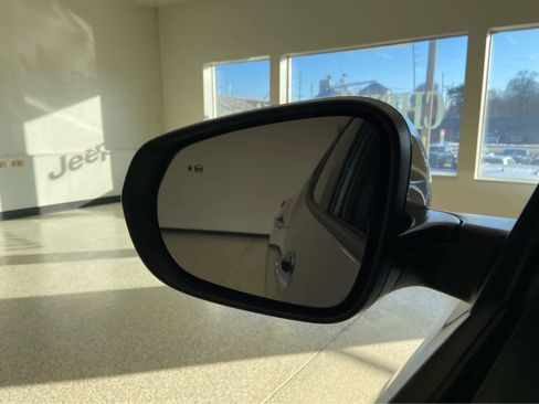 Used 2024 Chevrolet Trax RS w/ Sunroof Package image 33