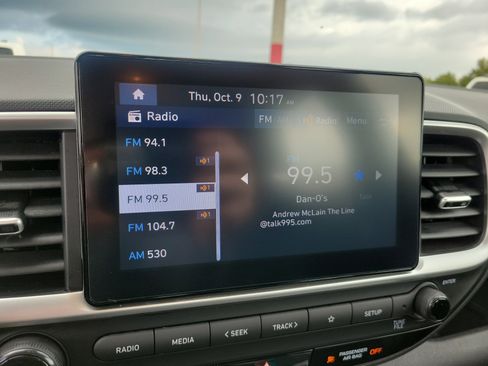 Used 2023 Hyundai Venue SEL image 22