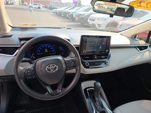 Used 2022 Toyota Corolla LE FWD image 3