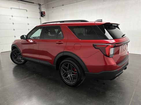 Used 2025 Ford Explorer ST-Line w/ ST-Line Street Pack AWD/4WD image 7