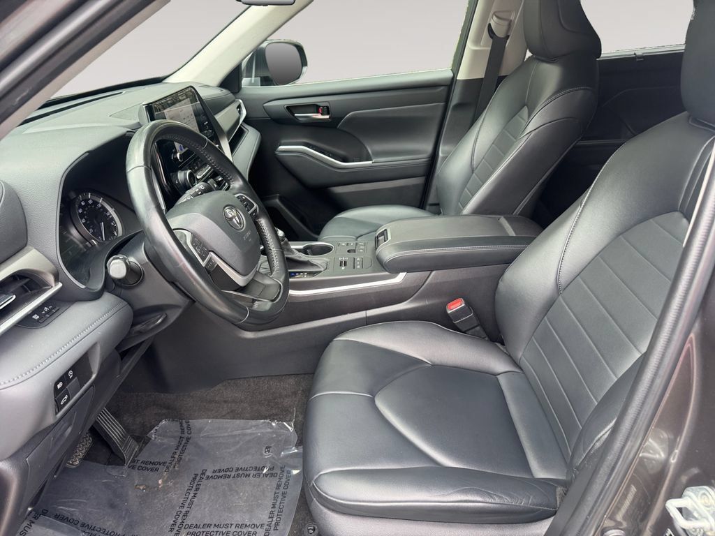 Used 2023 Toyota Highlander XLE AWD/4WD image 9
