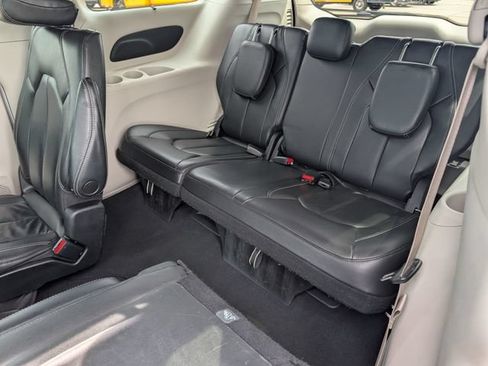 Used 2022 Chrysler Pacifica Touring-L FWD image 26
