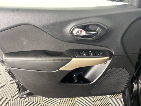 Used 2018 Jeep Cherokee Latitude w/ Safety Group AWD/4WD image 13
