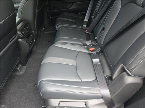 Used 2025 Honda Pilot Touring image 13