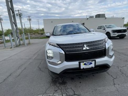 Used 2022 Mitsubishi Outlander ES AWD/4WD image 3