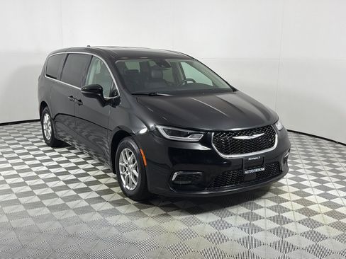 Used 2023 Chrysler Pacifica Touring-L FWD image 3