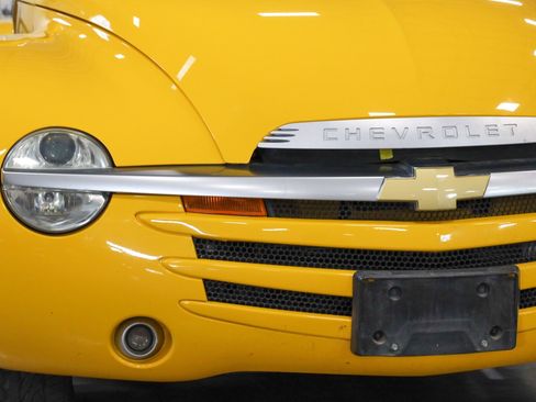 Used 2004 Chevrolet SSR w/ Preferred Equipment Group image 9