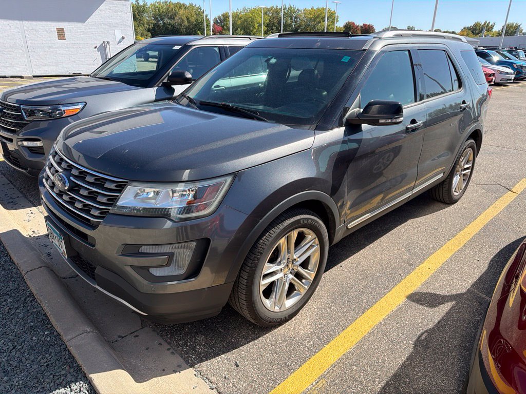 Used 2017 Ford Explorer XLT w/ XLT Technology Feature Bundle AWD/4WD image 2