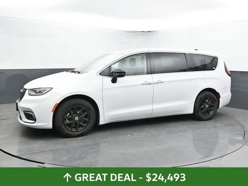 Used 2024 Chrysler Pacifica Touring-L FWD image 9