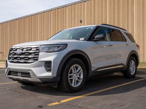 Used 2025 Ford Explorer Active image 4