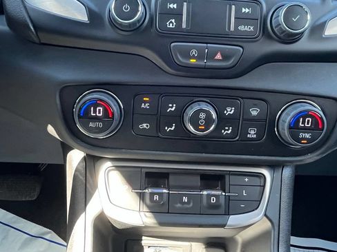 Used 2024 GMC Terrain SLT AWD/4WD image 17
