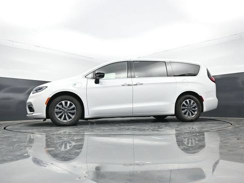 Used 2024 Chrysler Pacifica Limited FWD image 42