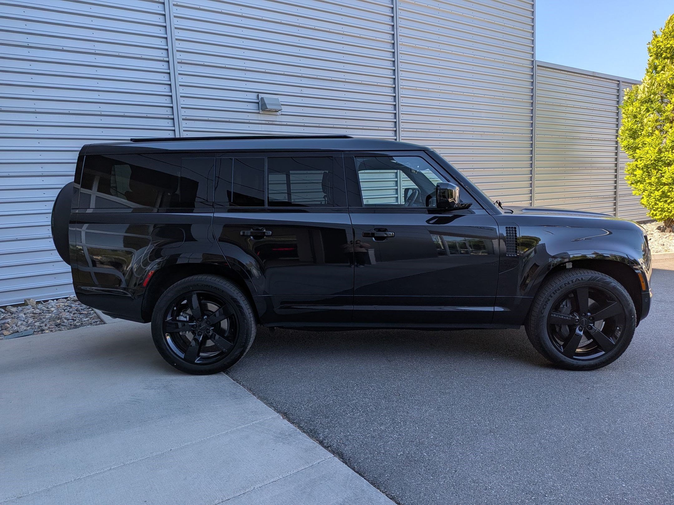 New 2026 Land Rover Defender 130 X-Dynamic SE AWD/4WD image 4