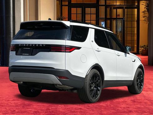Used 2025 Land Rover Discovery S image 10