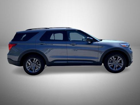 Used 2023 Ford Explorer XLT w/ Equipment Group 202A AWD/4WD image 4