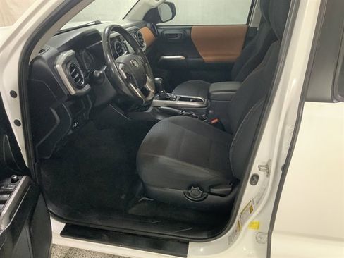 Used 2017 Toyota Tacoma SR5 image 16