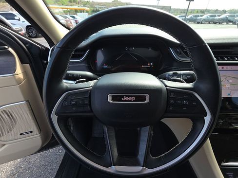 Used 2022 Jeep Grand Cherokee L Limited w/ Black Appearance Package image 17