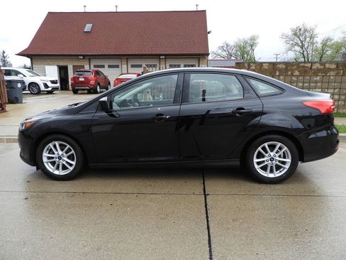 Used 2018 Ford Focus SE FWD image 6