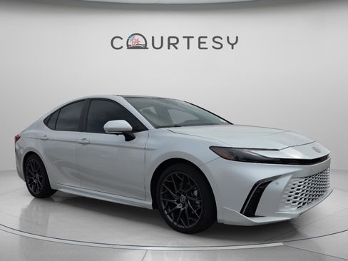 Used 2025 Toyota Camry XSE w/ Premium Plus Package image 4
