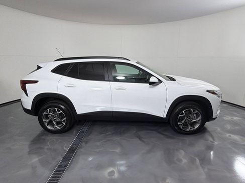 Used 2025 Chevrolet Trax LT FWD image 4