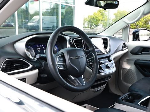 Used 2024 Chrysler Pacifica Touring-L FWD image 25