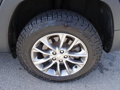 Used 2020 Jeep Cherokee Latitude Plus w/ Cold Weather Group AWD/4WD image 10