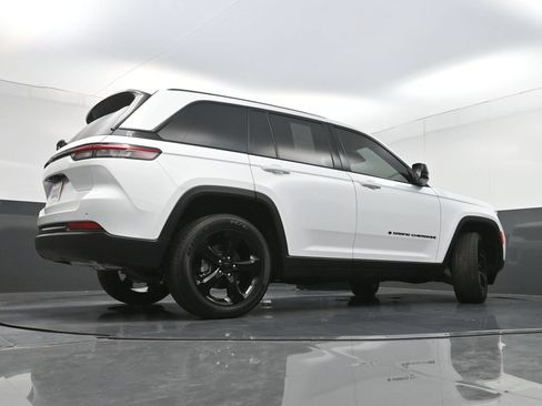Used 2025 Jeep Grand Cherokee Altitude RWD image 32