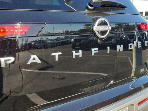 New 2025 Nissan Pathfinder SL image 17