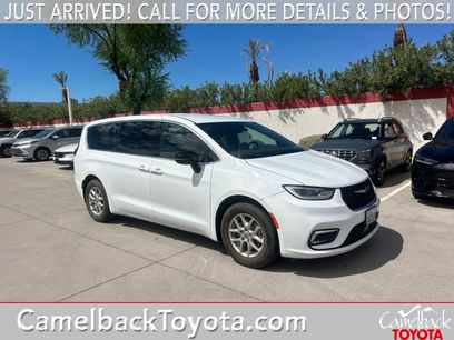 Used 2025 Chrysler Pacifica Select