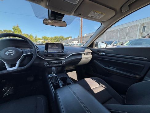 Used 2025 Nissan Altima 2.5 SV FWD image 35