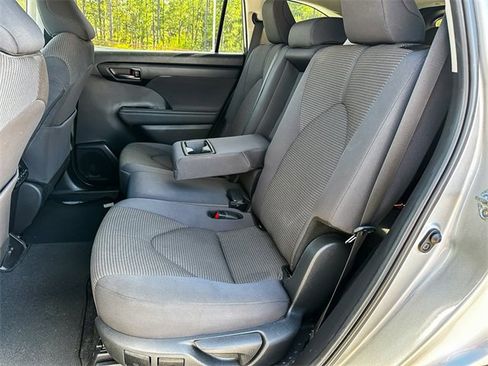 Used 2024 Toyota Highlander LE image 24