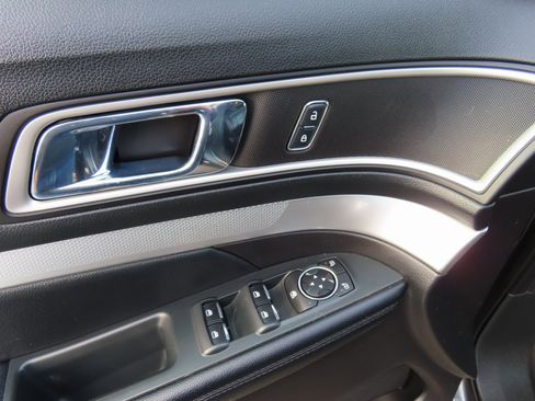 Used 2017 Ford Explorer XLT w/ Equipment Group 202A image 12