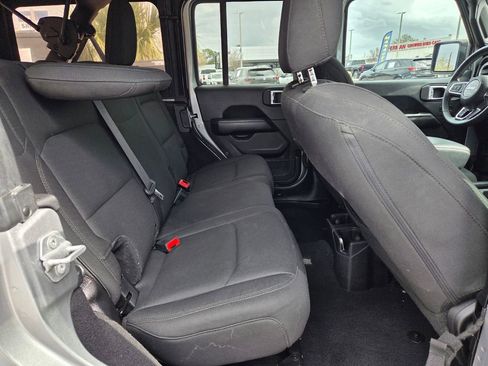 Used 2018 Jeep Wrangler Unlimited Sahara image 15