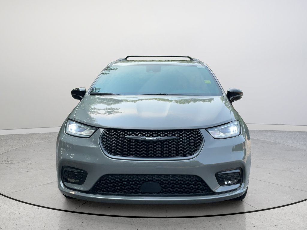 Used 2025 Chrysler Pacifica Limited FWD image 3