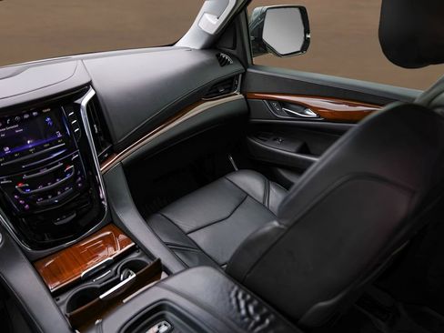 Used 2018 Cadillac Escalade Luxury AWD/4WD image 29