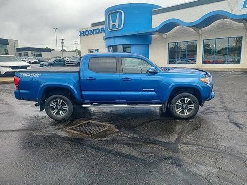 Used 2017 Toyota Tacoma TRD Sport AWD/4WD image 6