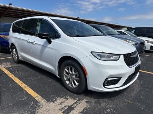 Used 2024 Chrysler Pacifica Touring-L FWD image 6