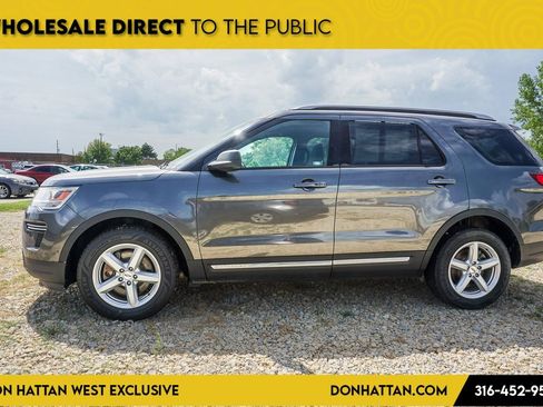 Used 2019 Ford Explorer XLT image 2
