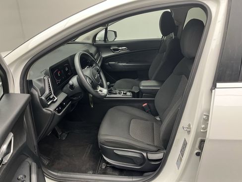 Used 2023 Kia Sportage LX image 3