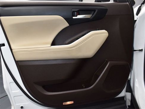 Used 2022 Toyota Highlander XLE image 17