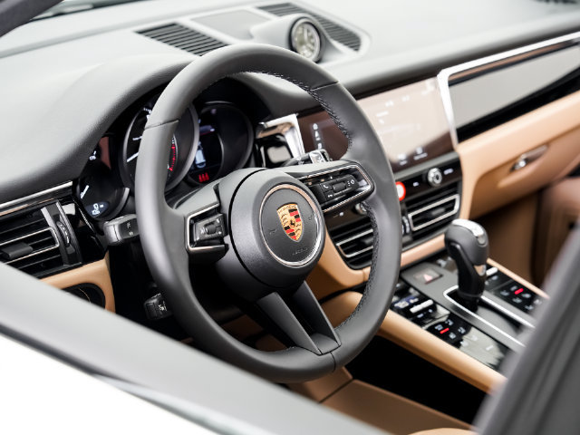 Certified 2026 Porsche Macan AWD/4WD image 9